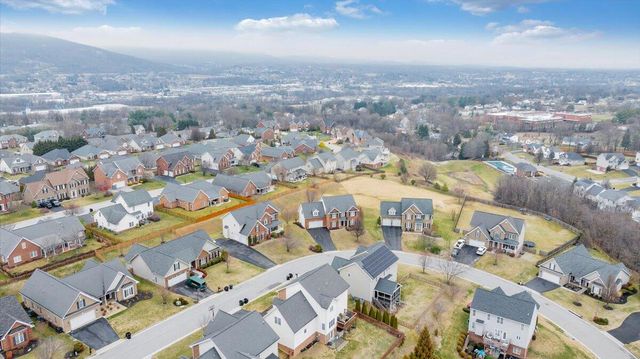 2324 Foxfield LN, Salem, VA 24153