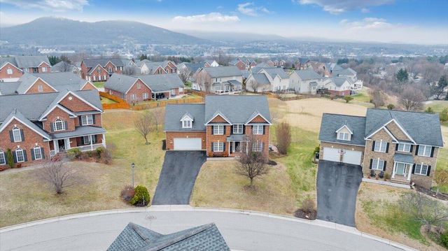 2324 Foxfield LN, Salem, VA 24153