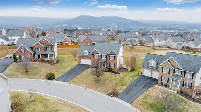 2324 Foxfield LN, Salem, VA 24153