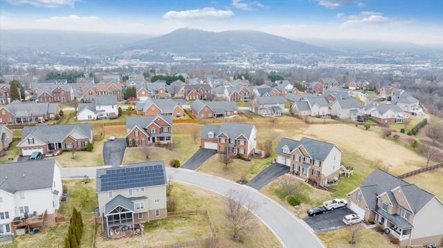 2324 Foxfield LN, Salem, VA 24153