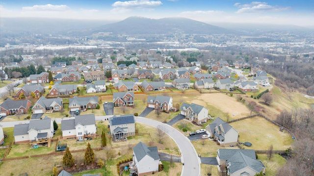 2324 Foxfield LN, Salem, VA 24153