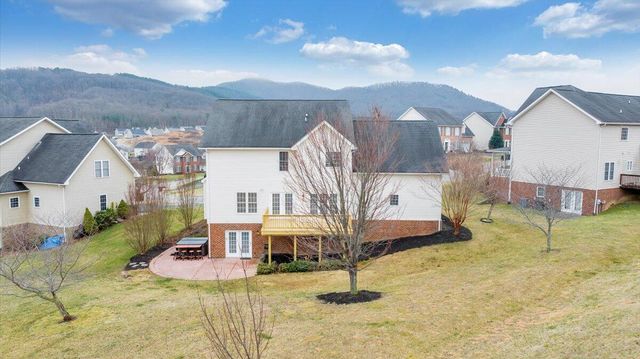 2324 Foxfield LN, Salem, VA 24153