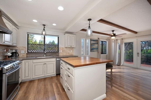 22901 Sunset Ridge Dr, Auburn, CA 95602