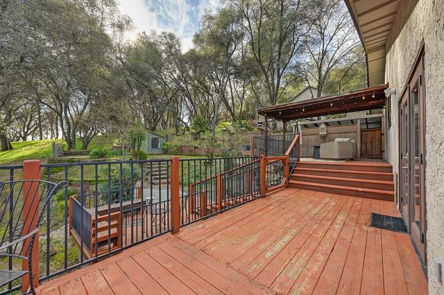 22901 Sunset Ridge Dr, Auburn, CA 95602