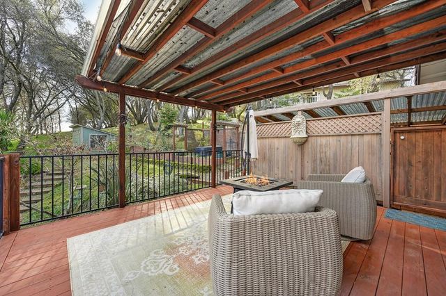 22901 Sunset Ridge Dr, Auburn, CA 95602