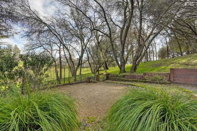 22901 Sunset Ridge Dr, Auburn, CA 95602