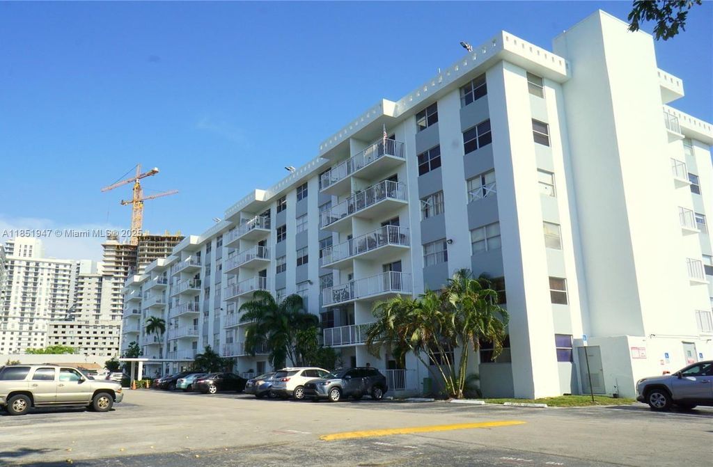 16465 NE 22nd Ave 513, North Miami Beach, FL 33160
