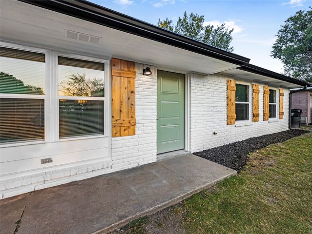 6121 N Xanthus Place, Tulsa, OK 74130