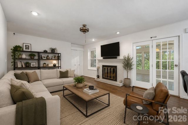 615 Goldview Drive, Hendersonville, NC 28791