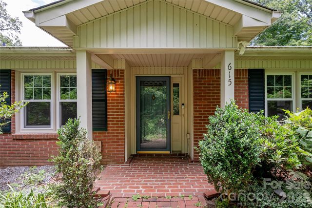 615 Goldview Drive, Hendersonville, NC 28791