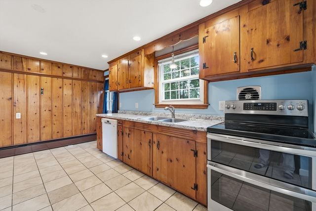 15 Lowell Ave, Holden, MA 01520