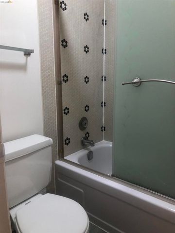 250 Whitmore St 302, Oakland, CA 94611