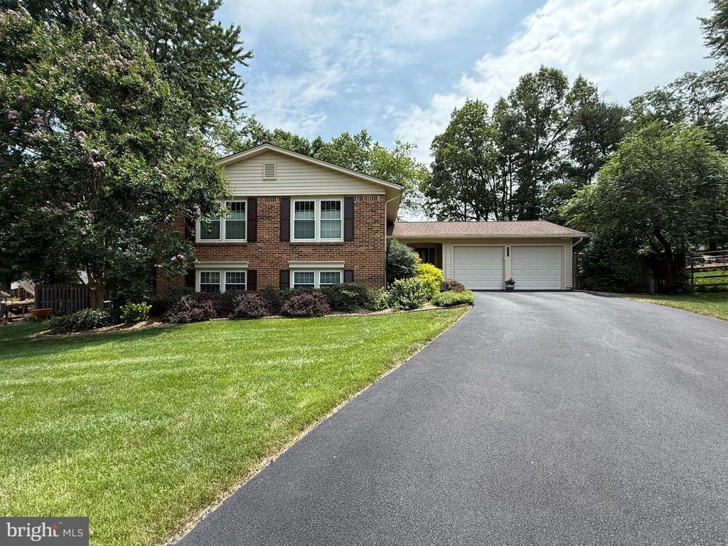 8801 NEWELL CT, Springfield, VA 22153