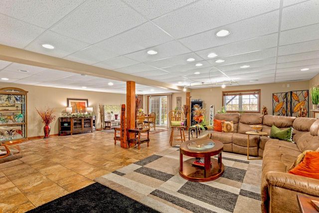 2804 Glen Ivy DRIVE, West Bend, WI 53090