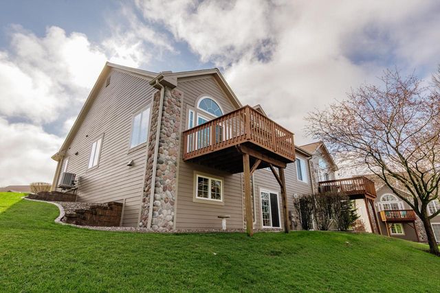 2804 Glen Ivy DRIVE, West Bend, WI 53090