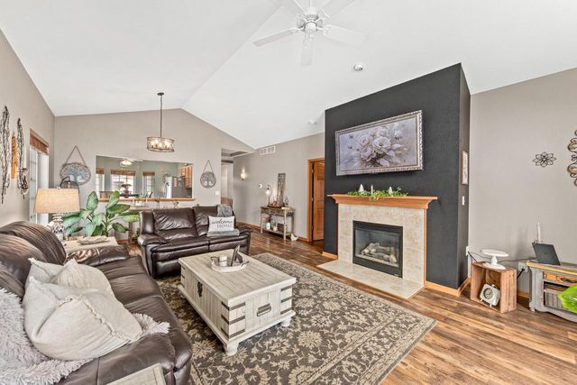 2804 Glen Ivy DRIVE, West Bend, WI 53090