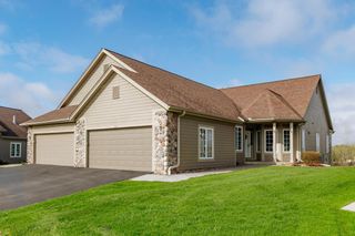 2804 Glen Ivy DRIVE, West Bend, WI 53090