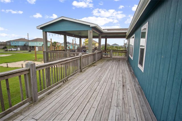 983 Driftwood Drive, Crystal Beach, TX 77650