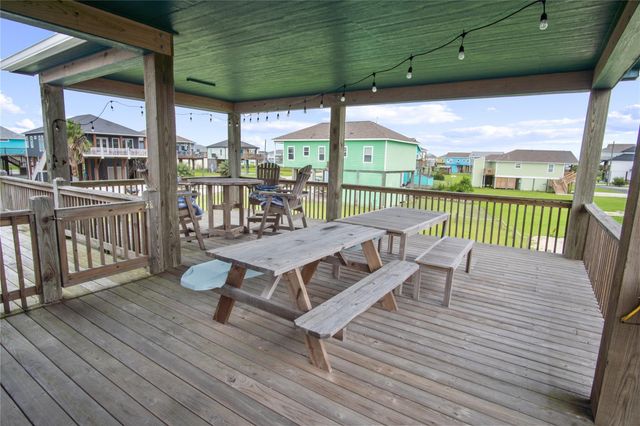 983 Driftwood Drive, Crystal Beach, TX 77650
