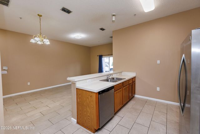 6070 MAGGIES Circle 105, Jacksonville, FL 32244