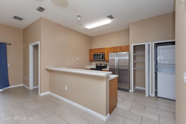 6070 MAGGIES Circle 105, Jacksonville, FL 32244