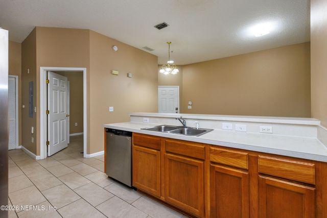 6070 MAGGIES Circle 105, Jacksonville, FL 32244