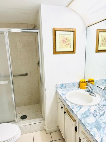 8460 Sunrise Lakes Boulevard, Sunrise, FL 33322