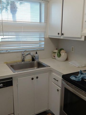 8460 Sunrise Lakes Boulevard, Sunrise, FL 33322