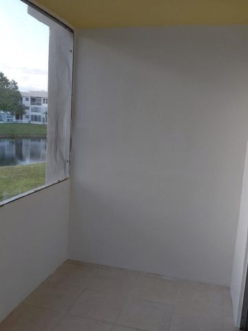 8460 Sunrise Lakes Boulevard, Sunrise, FL 33322