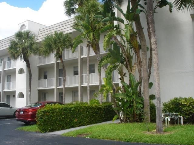 8460 Sunrise Lakes Boulevard, Sunrise, FL 33322