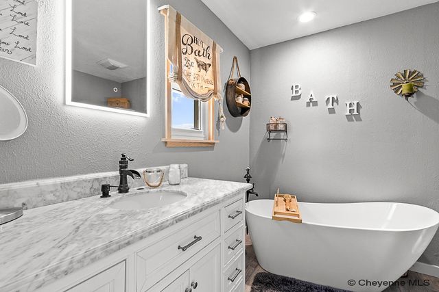 205 DAYSHIA LN, Cheyenne, WY 82007