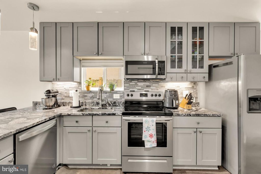 Image 12 of property listing at 1002 58TH AVE, Capitol Heights, MD 20743