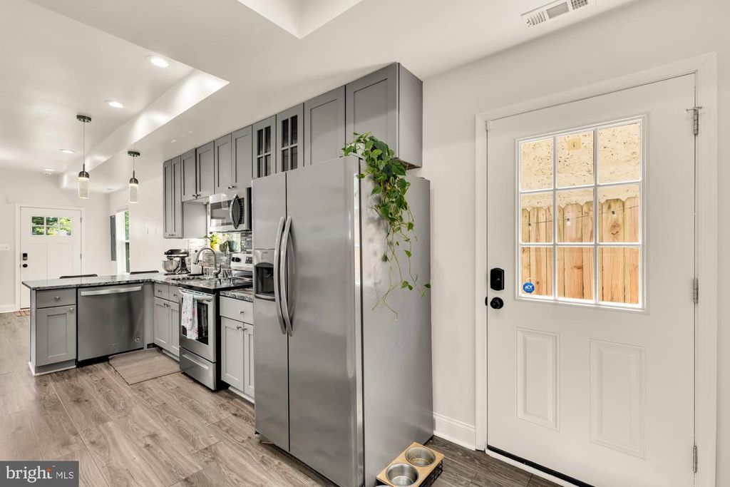 Image 14 of property listing at 1002 58TH AVE, Capitol Heights, MD 20743