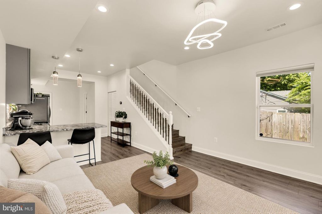 Image 4 of property listing at 1002 58TH AVE, Capitol Heights, MD 20743