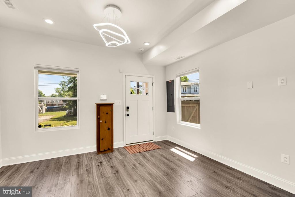 Image 7 of property listing at 1002 58TH AVE, Capitol Heights, MD 20743