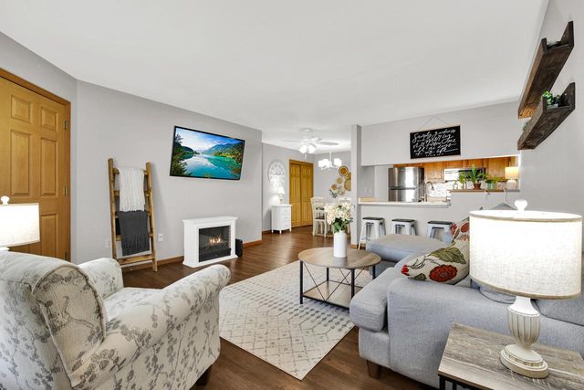 6940 S Rolling Meadows COURT, Oak Creek, WI 53154