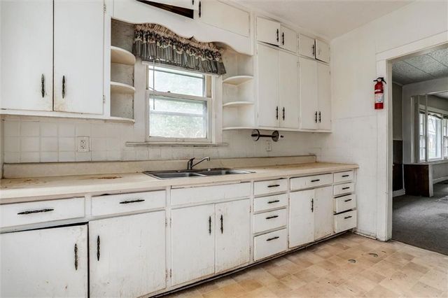 7907 Chestnut Avenue, Kansas City, MO 64132