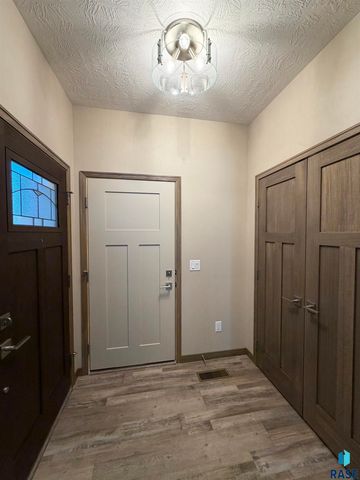 5219 E 67th St Street, Sioux Falls, SD 57108