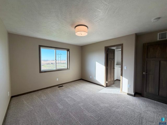 5219 E 67th St Street, Sioux Falls, SD 57108