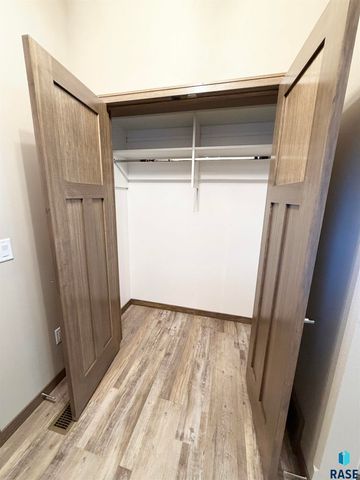 5219 E 67th St Street, Sioux Falls, SD 57108