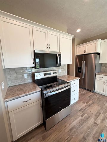 5219 E 67th St Street, Sioux Falls, SD 57108