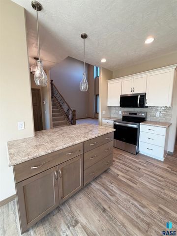 5219 E 67th St Street, Sioux Falls, SD 57108