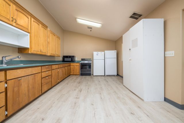 2127 S Giddings Street, Visalia, CA 93277