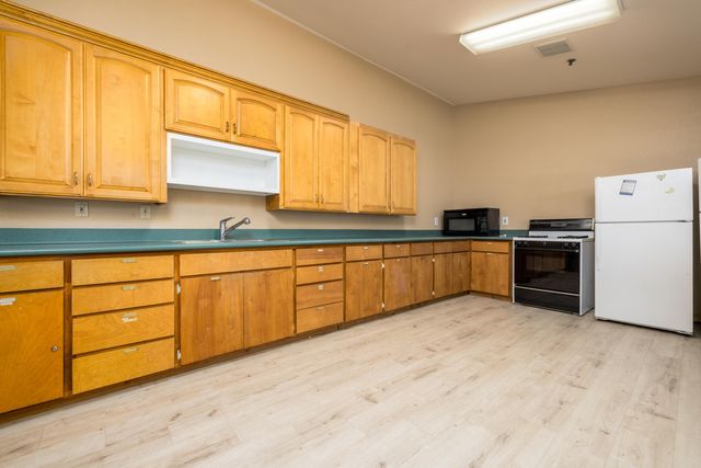 2127 S Giddings Street, Visalia, CA 93277