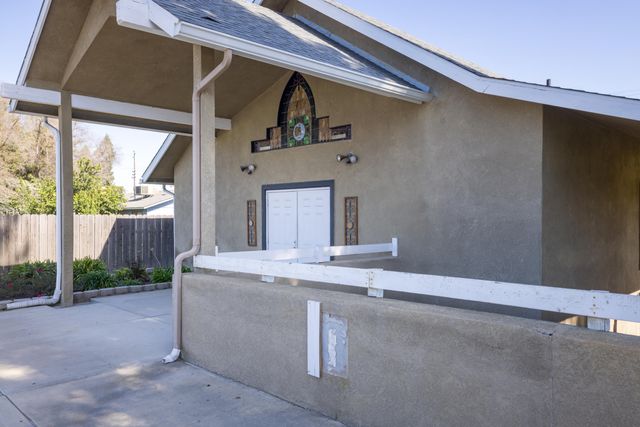 2127 S Giddings Street, Visalia, CA 93277