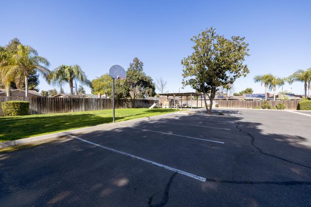 2127 S Giddings Street, Visalia, CA 93277