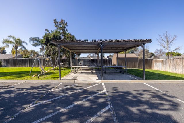 2127 S Giddings Street, Visalia, CA 93277