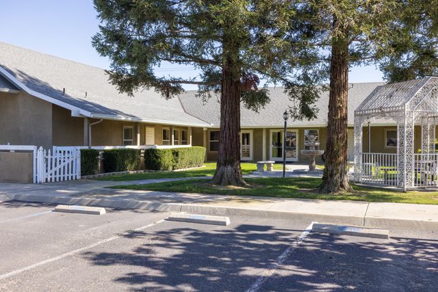 2127 S Giddings Street, Visalia, CA 93277