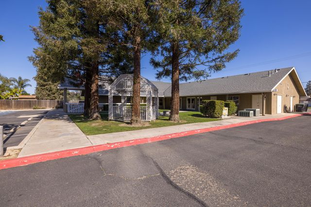 2127 S Giddings Street, Visalia, CA 93277