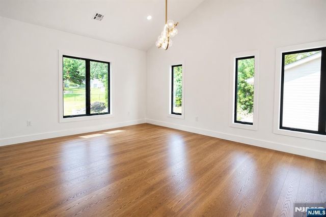 6 Henoch Avenue, Clifton, NJ 07013